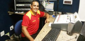 O radialista de Guarapari Wagner Morosini está dando um show no seu programa – Você faz o sucesso,  que vai ao ar das 13:00 às 15:00 horas na Rádio Colina FM – 98,5. Participe ligando para (27) 3361-6728.