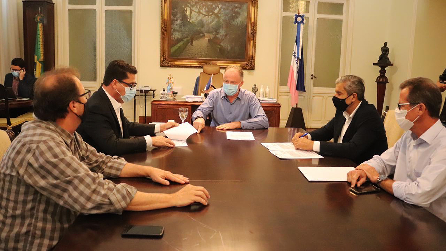 Marcelo Santos participou da reunião de assinatura do convênio entre o DER e Prefeitura de Presidente Kennedy.